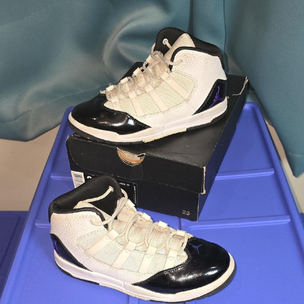 Jordan Mac Aura Kids Sneakers in Black and Whitesize 2y FLAWED